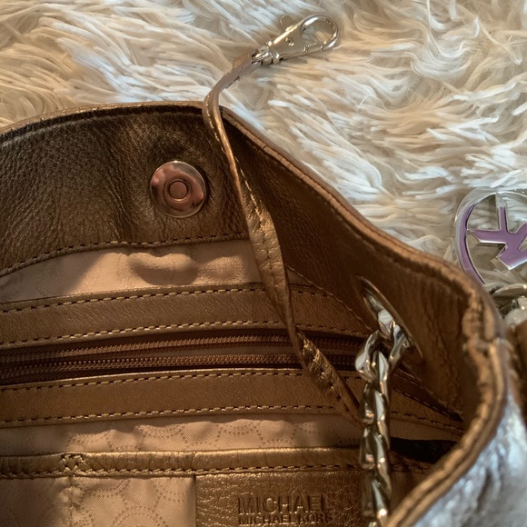 🚫SOLD🚫 Gold Michael Kors purse with chain handle. - Picture 6 of 7